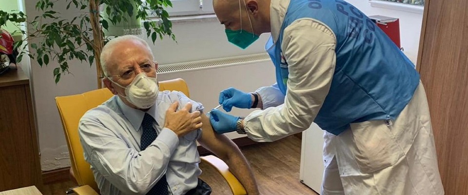 Vincenzo De Luca, presidente della Regione Campania, durante la somministrazione del vaccino anti Covid all’ospedale Cotugno, in una foto postata dallo stesso governatore sul suo profilo Facebook, Napoli 27 dicembre 2020. FACEBOOK VINCENZO DE LUCA +++ ATTENZIONE LA FOTO NON PUO’ ESSERE PUBBLICATA O RIPRODOTTA SENZA L’AUTORIZZAZIONE DELLA FONTE DI ORIGINE CUI SI RINVIA +++ ++ HO – NO SALES, EDITORIAL USE ONLY ++