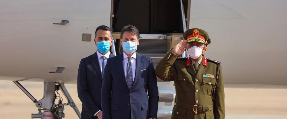 Il presidente del Consiglio Giuseppe Conte(2S)  e il ministro degli Esteri Luigi Di Maio(S)  al loro arrivo a Bengasi (Libia), 17 dicembre 2020. ANSA/ Facebook Comando Generale delle Forze Armate libiche