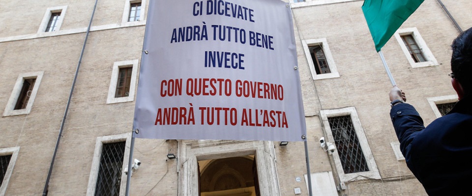 Show workers during demonstrate against the measures implemented to stop the spread of the coronavirus pandemic in front Italian Ministry of Culture, in Rome, Italy, 29 October 2020.ANSA/GIUSEPPE LAMI