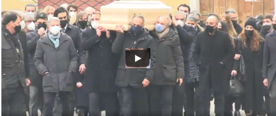 “Paolo, Paolo!”. Cori da stadio per i funerali di Paolo Rossi, portato a spalla dagli azzurri (video)