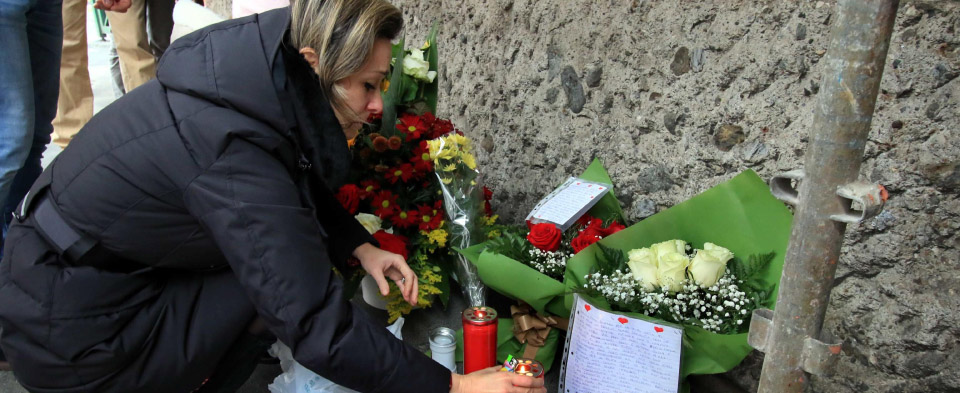 Cittadini portano fiori, lumini e messaggi  sul luogo dell’omicidio di Stefano Ansaldi in Via Macchi, Milano,  21 dicembre 2020 , Ansa / Paolo Salmoirago