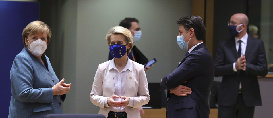 epa08874573 German Federal Chancellor Angela Merkel (L), European Commission President Ursula von der Leyen and Italian Prime Minister Giuseppe Conte at the start of a two days face-to-face EU summit, in Brussels, Belgium, 10 December 2020. EU leaders will mainly focus on response to the COVID-19, multi annual framework (MFF) agreement, new EU emissions reduction target for 2030.  EPA/OLIVIER MATTHYS / POOL