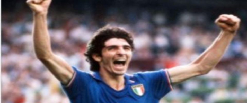 Il saluto della Federcalcio per omaggiare la scomparsa di Paolo Rossi. +++ TWITTER/FIGC +++