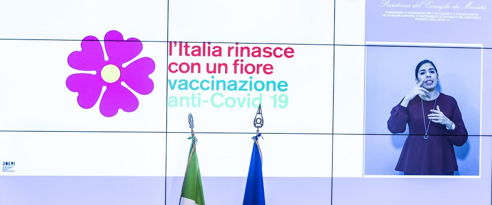 Sarà un fiore, una primula, il simbolo della campagna dei vaccini anti covid che partirà a metà gennaio. Il simbolo è stato presentato dall’architetto Stefano Boeri – che lo ha realizzato – nel corso di una conferenza stampa con il Commissario per l’emergenza Domenico Arcuri, 13 dicembre 2020.
ANSA/ANGELO CARCONI