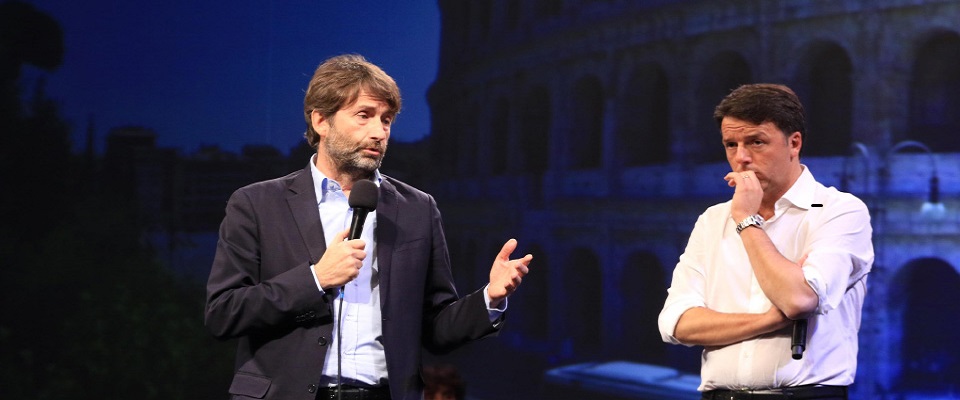 Il segretario del Pd Matteo Renzi intervista il ministro dei Beni Culturali Dario Franceschini sul palco della Leopolda, Firenze, 25 novembre 2017. 
ANSA/CLAUDIO GIOVANNINI