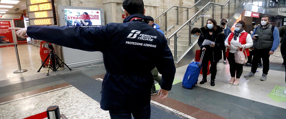 immigrato gambiano aggredisce 3 donne in stazione