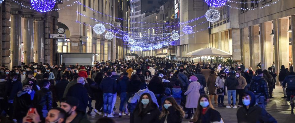 Covid, in calo i decessi: sono 352. Quattro italiani su 10 pronti a violare le regole di Natale