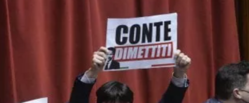 Sventolano i cartelli “Conte dimettiti”. La protesta esplode al coro di “Mastella, Mastella”