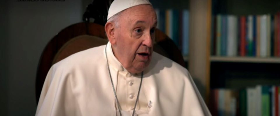 Il Papa apre alle donne sull’altare. Potranno leggere il Vangelo e dare la comunione