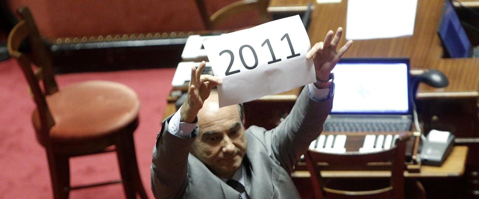 Domenico Scilipoti (con cartellocon scritto 2011) in Senato nel momento dell’intervento di Giorgio Napolitano in Senato durante il voto finale al decreto sulle riforme costituzionali, Roma 13 Ottobre 2015, ANSA/GIUSEPPE LAMI