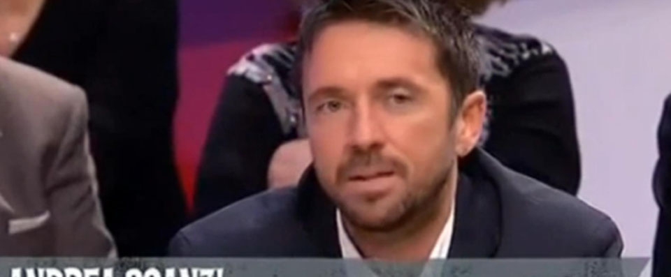 Una fermo immagine preso da LA7 mostra il giornalista Andrea Scanzi durante la trasmissione ‘L’Aria che tira ‘ su La7 il 29 gennaio 2013.
ANSA/LA7 TV
+++EDITORIAL USE ONLY – NO SALES+++