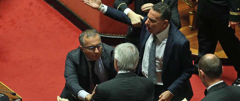 Il senatore Lello Ciampolillo del M5s viene bloccato mentre corre tra i banchi del PD contro i “pianisti” durante la votazione per verificare il numero legale in aula del Senato, Roma, 5 novembre 2014.
ANSA/ALESSANDRO DI MEO