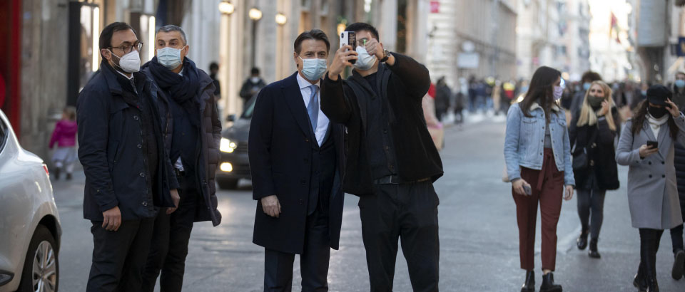 Italian Prime Minister  Giuseppe Conte poses for a selfie in  Via del Corso, Rome,  Italy, 12 january 2021.
ANSA/MASSIMO PERCOSSI