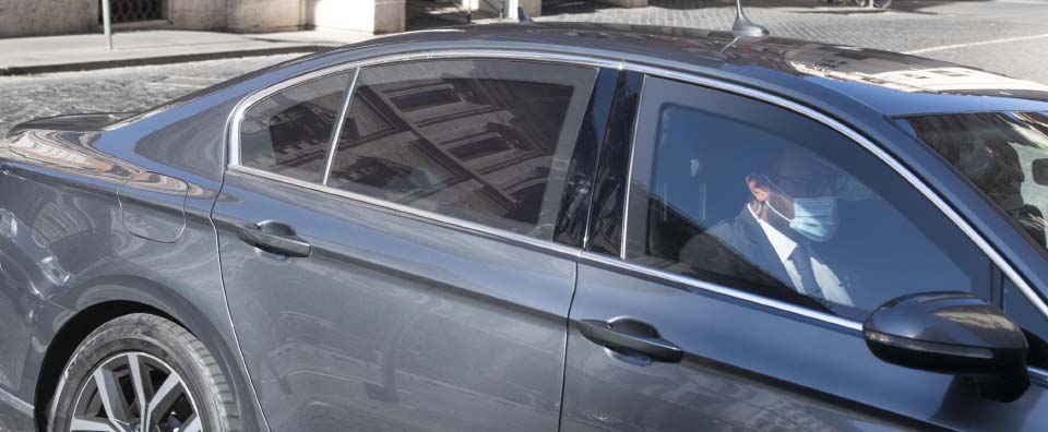 Il presidente del Consiglio, Giuseppe Conte, fa rientro a Palazzo Chigi a bordo della sua auto per presidiare il vertice sulla Scuola, Roma, 24 agosto 2020. ANSA/CLAUDIO PERI