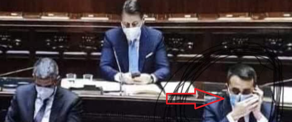 Comiche grilline al Senato: dalla gaffe di Di Maio con la mascherina ai lombrichi del senatore Cioffi