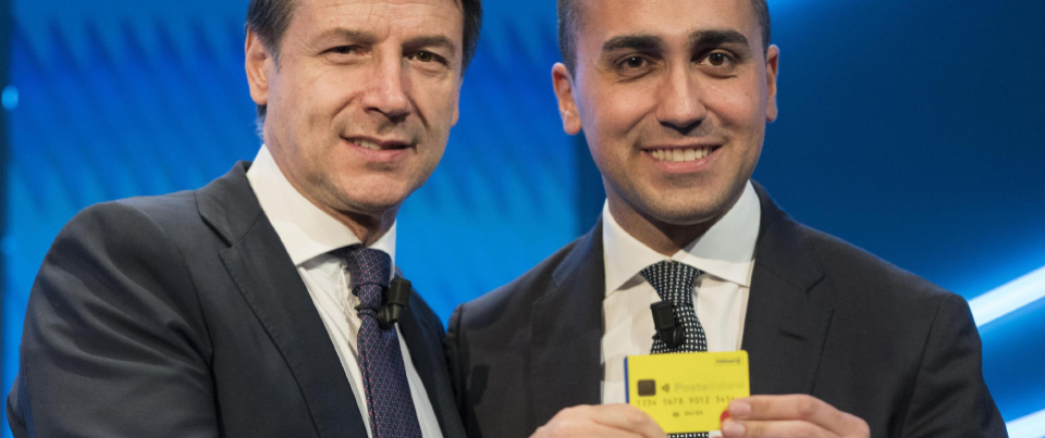 Il vice premier Luigi Di Maio con il Premier Giuseppe Conte (S) durante la presentazione della card per il reddito di cittadinanza, Roma, 4 febbraio 2019. ANSA/FILIPPO ATTILI/UFFICIO STAMPA PALAZZO CHIGI ++ NO SALES, EDITORIAL USE ONLY ++