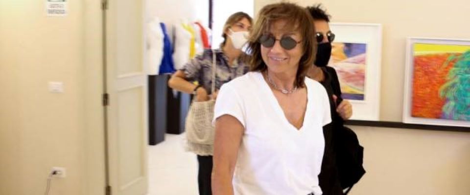 Gianna Nannini in diretta su Rai 2, l’ira degli agenti: “Noi offesi, gli italiani spengano la tv”