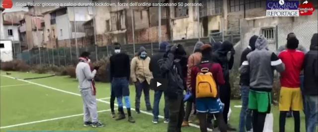 immigrati giocano a calcio durante il lockdown