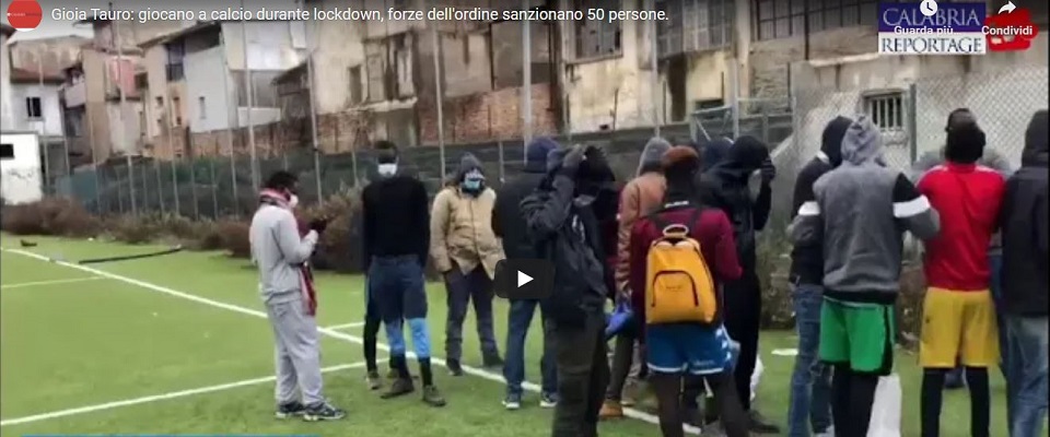 immigrati giocano a calcio durante il lockdown