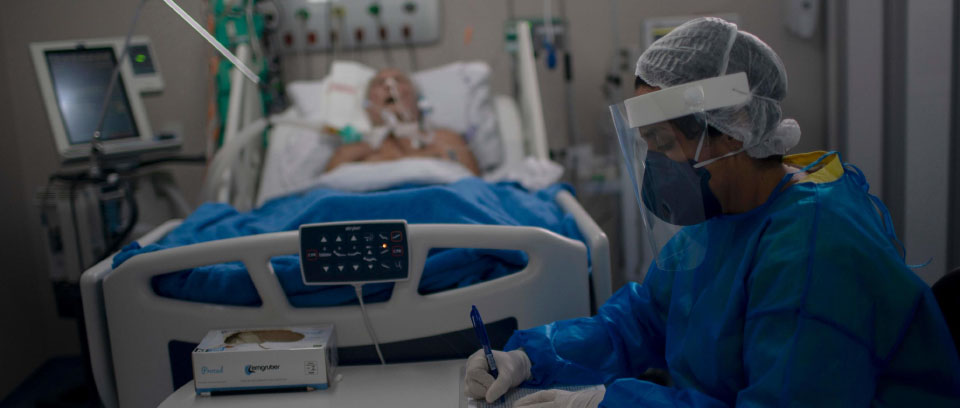 TOPSHOT – A nurse works at the Intensive Care Unit (ICU) ward where patients infected with the novel coronavirus, COVID-19, are being treated at the Doctor Ernesto Che Guevara Public Hospital in Marica city, state of Rio de Janeiro, Brazil, on June 5, 2020. (Photo by Mauro Pimentel / AFP)