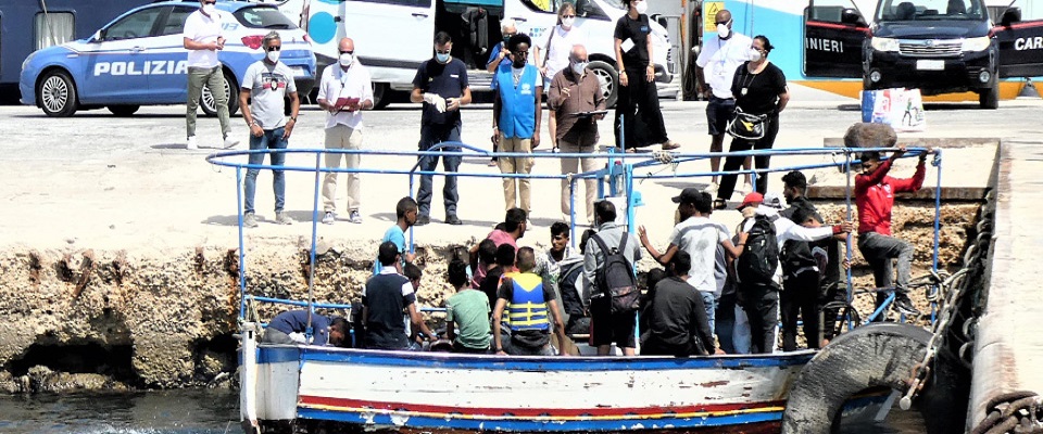 Sono due gli sbarchi di migranti che si sono susseguiti oggi a Lampedusa, 09 settembre 2020. Quarantuno persone sono arrivate durante la mattinata mentre altre 81 sono state accompagnate in porto da una motovedetta della capitaneria di porto.
ANSA/ELIO DESIDERIO