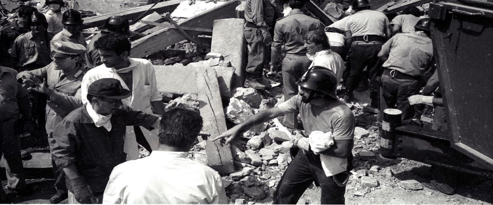 19800802-STRAGE DI BOLOGNA: ATTENTATO TERRORISTICO ALLA STAZIONE CENTRALE DI BOLOGNA. Nella foto: Recupero delle salme. ANSA ARCHIVIO 97543