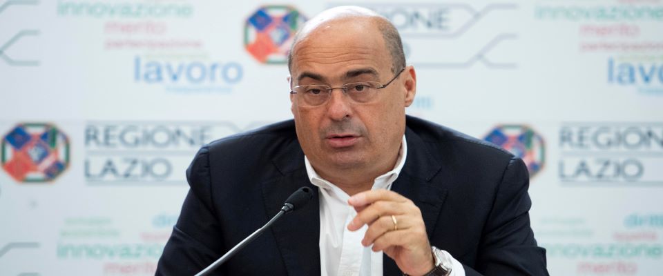 Il governatore del Lazio, Nicola Zingaretti, nel corso della  conferenza stampa con la ministra delle Infrastrutture De Micheli al palazzo della Regione, Roma 24 luglio 2020.    MAURIZIO BRAMBATTI/ANSA