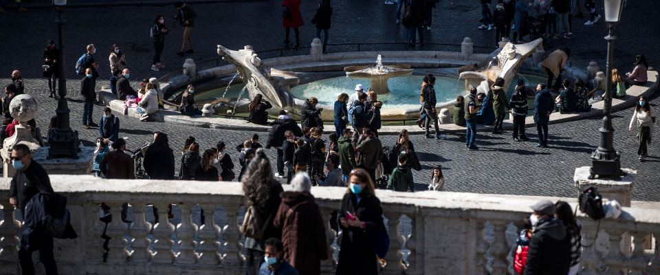 En Roma, Piazza de Spagna, dos extranjeros seleccionan a la víctima y golpean con técnica de distracción