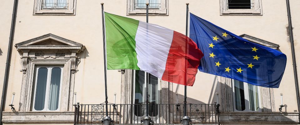 Lockdown assurdi: scuole chiuse ma cinema aperti? Draghi sembra già la fotocopia di Conte