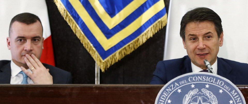 Giuseppe Conte (D), presidente del Consiglio, e Rocco Casalino durante la onferenza stampa di fine anno con l’Ordine dei Giornalisti, Roma, 28 dicembre 2018. ANSA/RICCARDO ANTIMIANI