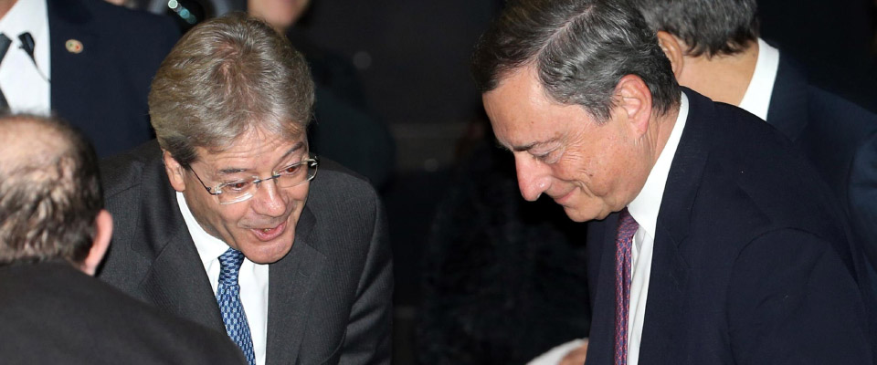 Il presidente del Consiglio Paolo Gentiloni (S) saluta la moglie del presidente della Bce Mario Draghi (D) al teatro della Luna ad Assago (Mi)  in occasione del meeting annuale di Medici con l’Africa Cuamm, 11 novembre 2017.
ANSA / MATTEO BAZZI