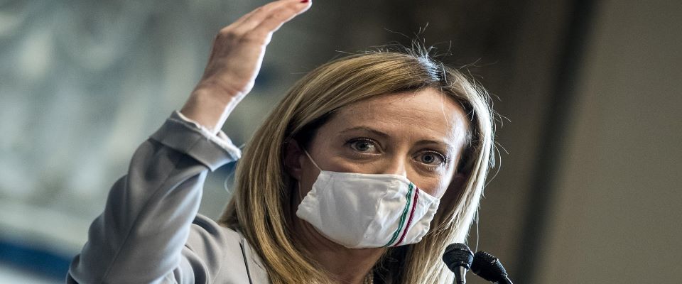 Meloni: «L’ultima carnevalata di Casaleggio. ‘Caro iscritto se voti sì è sì’. Se voti no è boh’. Patetici»