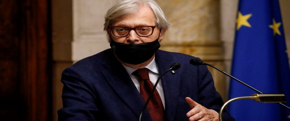 Sgarbi cita Kavafis e rivolge a Draghi il motto dannunziano: memento audere semper