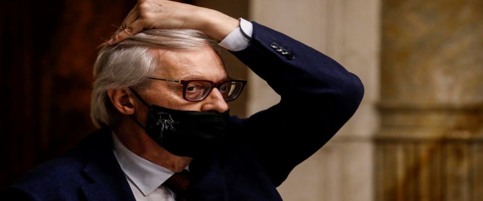 Sgarbi detta l’agenda a Draghi: “Venerdì ho un impegno, per la fiducia preferirei lunedì”