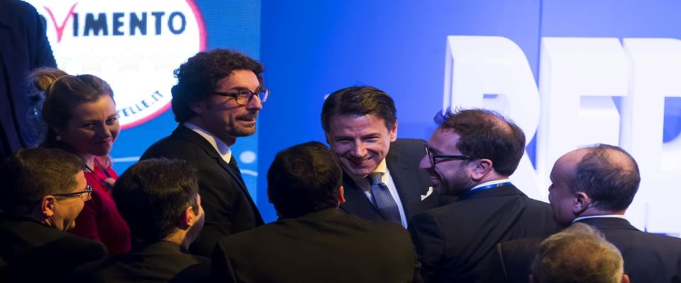 Crisi di nervi aspettando Rousseau. Toninelli e Lezzi: “No a Draghi”. Ma la base vota come vuole il capo