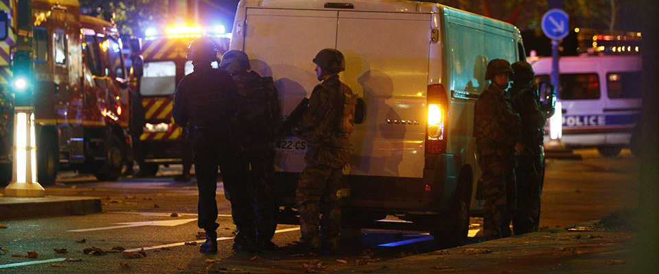 epa05023901 Police officers at the scene of a hostage situation at the Bataclan theatre in Paris, France, 13 November 2015. At least 60 people have been killed in a series of attacks in the French capital Paris, with a hostage-taking also reported at a concert hall.  EPA/YOAN VALAT