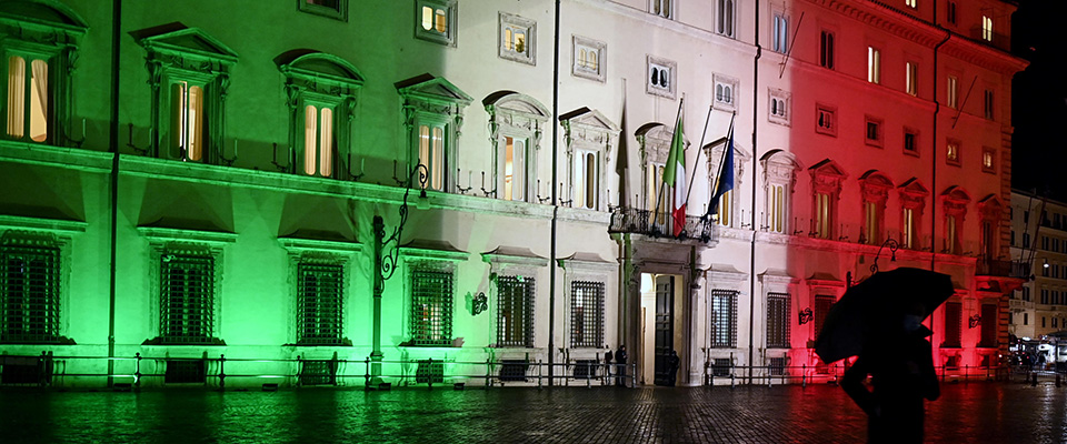 Palazzo Chigi illuminato con il tricolore durante la riunione della Cabina di regia tra Gioveno, Regioni ed Enti Locali, sul nuovo DPCM con le misure anti-Covid, Roma, 12 ottobre 2020. ANSA/RICCARDO ANTIMIANI