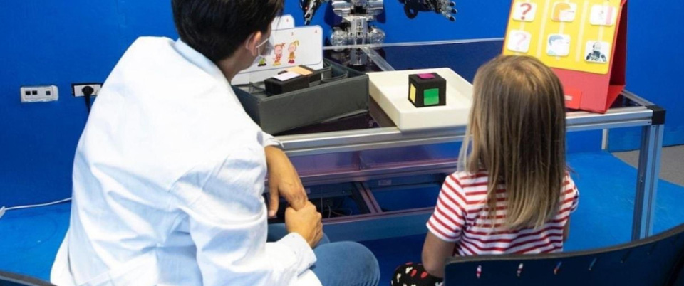 Il robot umanoide iCub, realizzato all’Istituto Italiano di Tecnologia (IIT), protagonista per la prima volta al mondo di un trattamento sperimentale nell’ambito di una ricerca sui disturbi dell’autismo all’interno di una struttura riabilitativa. Nei prossimi mesi il team Social Cognition in Human-robot Interaction di IIT guidato dalla ricercatrice Agnieszka Wykowska lavorerà insieme all’equipe riabilitativa del Centro Boggiano Pico di Genova, polo specializzato nel trattamento dei disturbi del neurosviluppo dell’Opera Don Orione, per testare l’efficacia dell’utilizzo del robot nel trattamento di bambini affetti da disturbo dello spettro autistico direttamente in un contesto ambulatoriale.
TWITTER
+++ ATTENZIONE LA FOTO NON PUO’ ESSERE PUBBLICATA O RIPRODOTTA SENZA L’AUTORIZZAZIONE DELLA FONTE DI ORIGINE CUI SI RINVIA +++ ++ HO – NO SALES, EDITORIAL USE ONLY ++