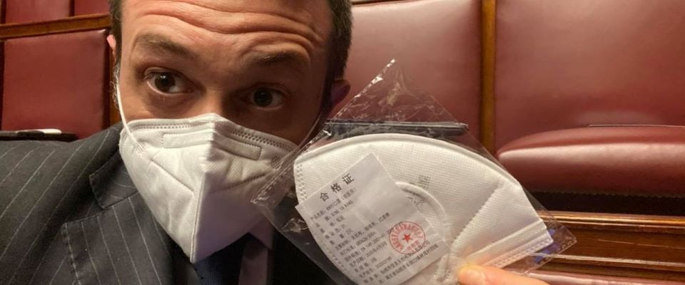 A Montecitorio sbarcano le mascherine made in China. FdI: «Il governo aiuta le aziende… cinesi!»