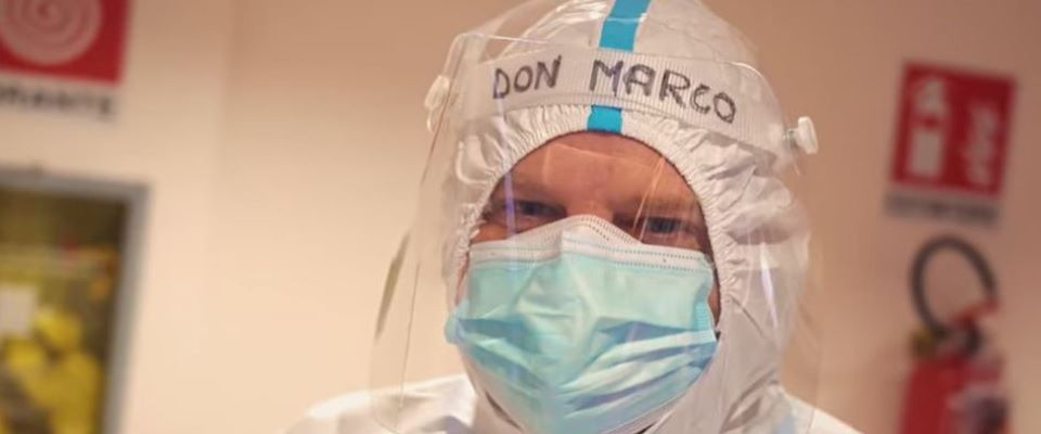 I preti ‘in missione’ nelle corsie d’ospedale. Don Marco: «Così vinciamo l’isolamento del virus»