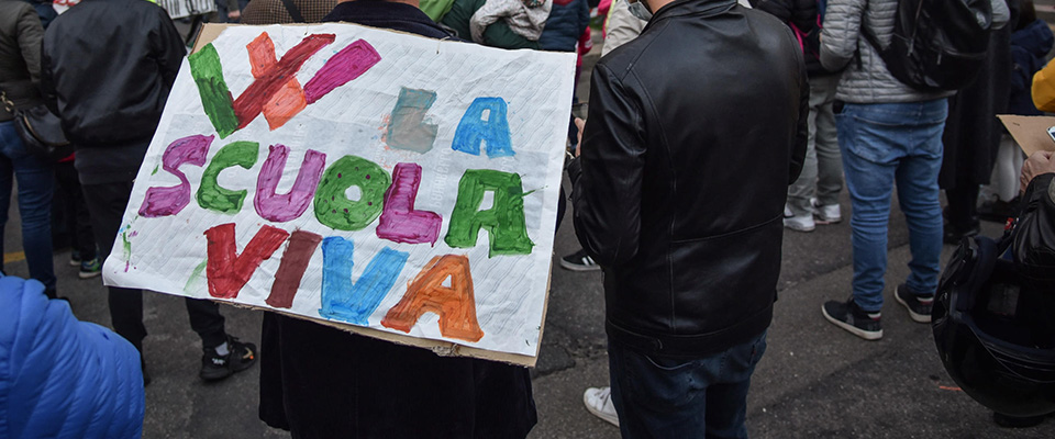 La protesta contro il governo Draghi arriva a Sanremo. “Basta Dad, riaprire le scuole” (video)