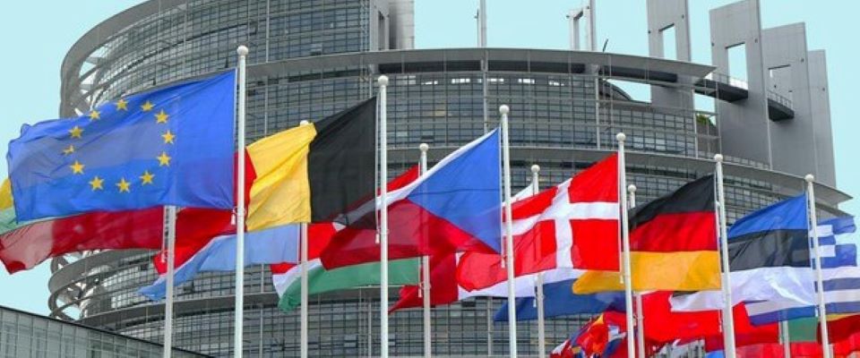 Il nuovo glossario della Ue vieta le parole ‘maschio’ e ‘femmina’. FdI: «Siamo al delirio»