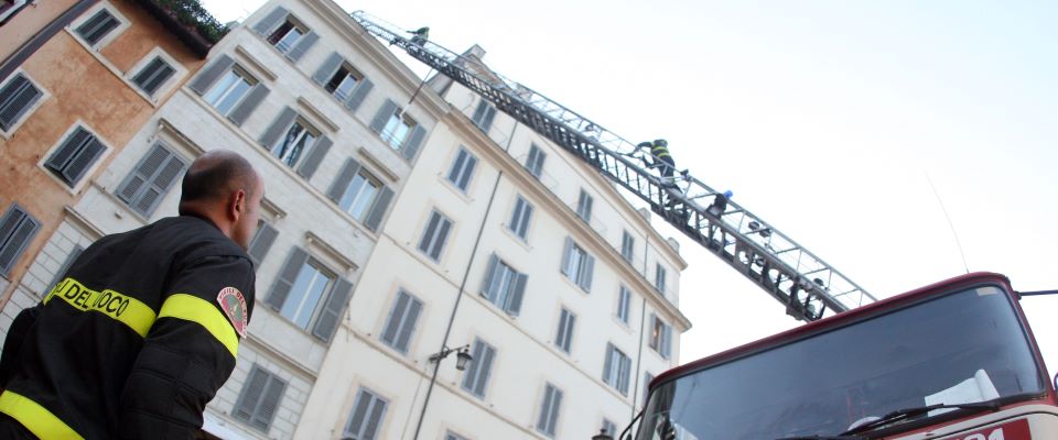 Tragedia nel cuore di Roma. Appartamento in fiamme: si getta dalla finestra e  muore sul colpo