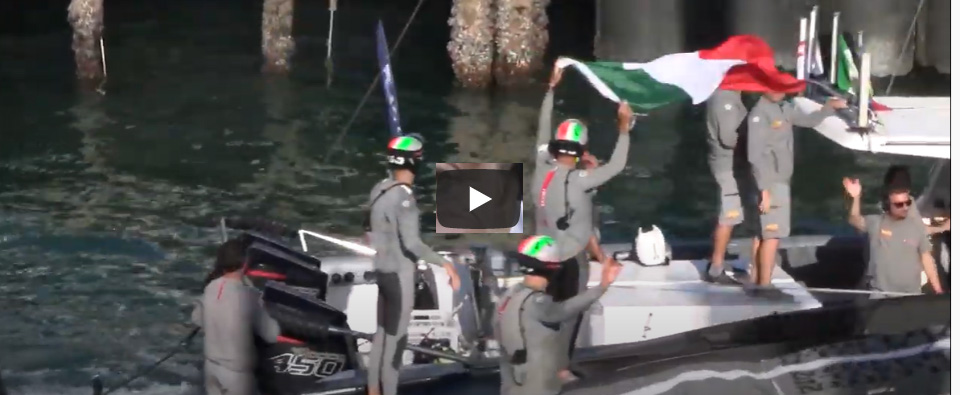 Sfuma il sogno di Luna Rossa. Lacrime e tricolore: il commovente rientro in porto degli italiani (video)