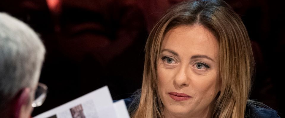 Meloni a ‘Fuori dal coro’: «Su Astrazeneca Draghi doveva presentarsi in tv. E metterci la faccia»