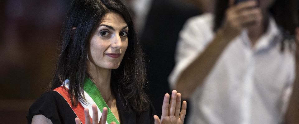 Parentopoli in Campidoglio, assunta la compagna di un assessore. La Raggi fa la gnorri: «Non sapevo»