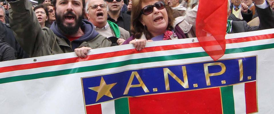 Alcuni iscritti alla sezione napoletana dell’Associazione nazionale partigiani italiani durante la deposizione delle corone al monumento a Salvo d’Acquisto in piazza Carita’, oggi a Napoli. CIRO FUSCO/DRN