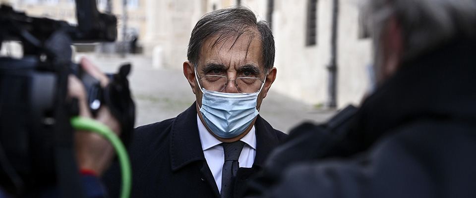 Il senatore di Fratelli dÕItalia Ignazio La Russa a piazza Montecitorio intervistato da giornalisti e cameramen, Roma, 4 febbraio 2021. ANSA/RICCARDO ANTIMIANI