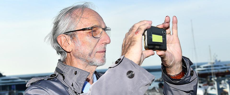 L’architetto Renzo Piano scatta una foto con il suo smartphone, durante la visita, e conferenza stampa, per vedere lo stato di avanzamneto del cantiere del nuovo Warefront genovese. Lo scavo dei canali per riportare il mare nella zona della Fiera di Genova progettata dell’archietto genovese. Genova, 23 ottobre 2019.
ANSA/LUCA ZENNARO