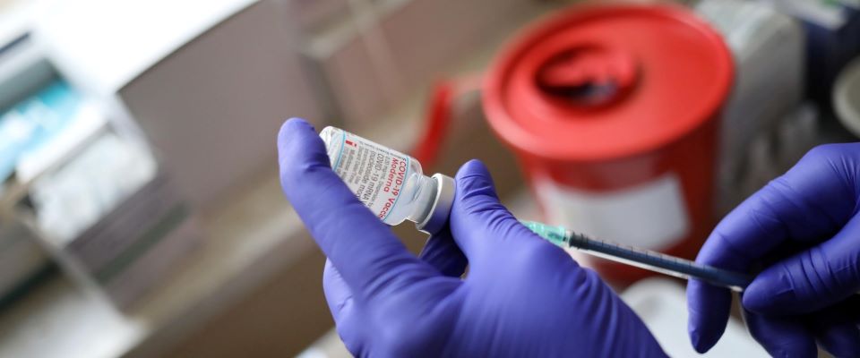 Moderna studia un vaccino polivalente. Per colpire mutazioni del covid e influenza